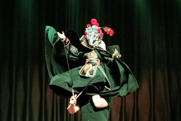 Marionetas_realizan_e_picas_acrobacias_de_la_o_pera_de_Sichuan___Cambio_de_ma_scaras_y_escupir_fuego_ video poster