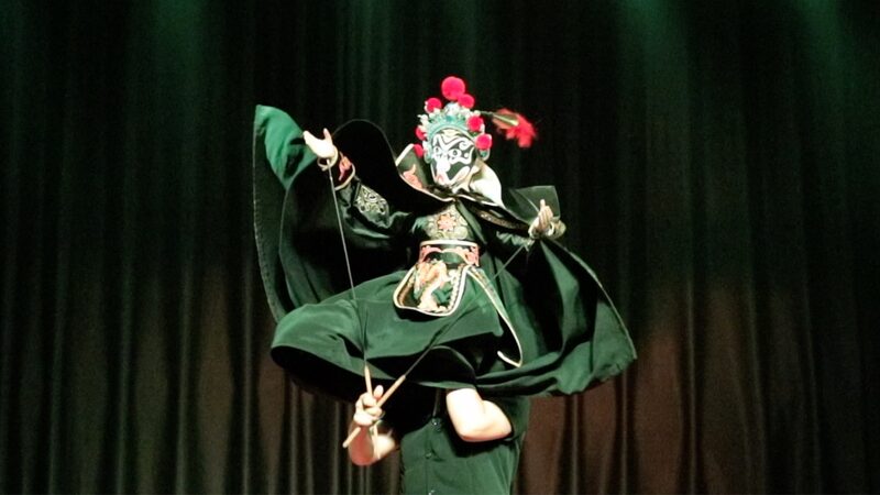 Marionetas_realizan_e_picas_acrobacias_de_la_o_pera_de_Sichuan___Cambio_de_ma_scaras_y_escupir_fuego_ video poster