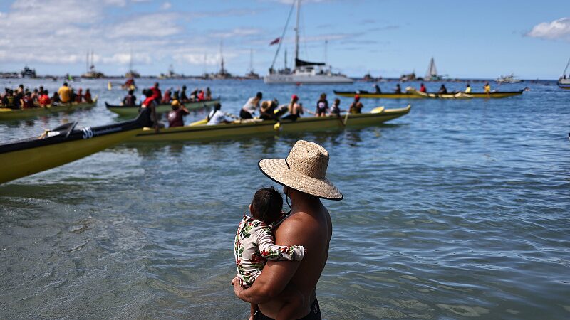 Maui_honra_a_los_102_fallecidos_en_incendio_con_emotivo__paddle_out_______