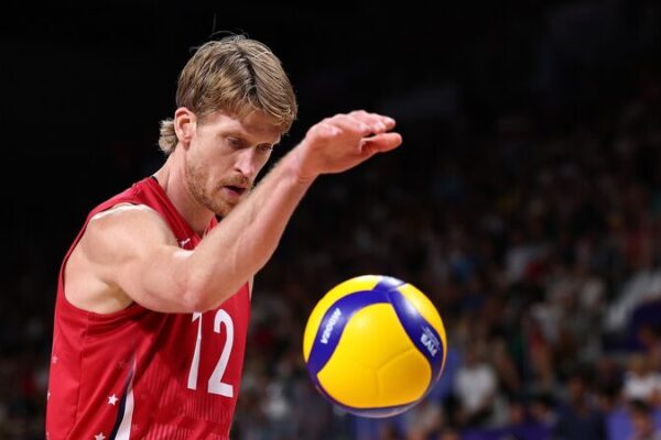 Maxwell Holt gana su segunda medalla de bronce olímpica y abraza el viaje del voleibol chino Maxwell_Holt_gana_su_segunda_medalla_de_bronce_oli_mpica_y_abraza_el_viaje_del_voleibol_chino video poster