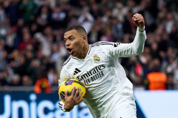 Mbappé deslumbra mientras el Real Madrid remonta para aplastar a Las Palmas 4-1 Mbappe__deslumbra_mientras_el_Real_Madrid_remonta_para_aplastar_a_Las_Palmas_4_1