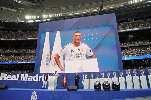 _Mbappe__presentado_ante_70_000_fana_ticos_en_el_Estadio_Santiago_Bernabe_u_____