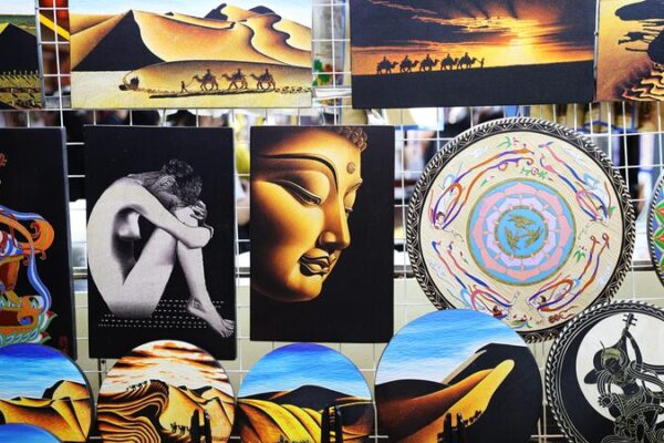 Mercado Nocturno de Shazhou: Un Festín para los Sentidos en Dunhuang Mercado_Nocturno_de_Shazhou__Un_Festi_n_para_los_Sentidos_en_Dunhuang