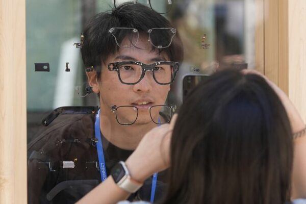 Meta lanza chatbots de IA de celebridades y gafas futuristas de realidad aumentada 🎉👓 Meta_lanza_chatbots_de_IA_de_celebridades_y_gafas_futuristas_de_realidad_aumentada___