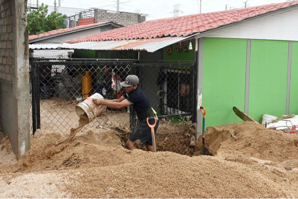 Mexicanos_huyen_de_hogares_inundados_mientras_el_mortal_Huraca_n_John_se_disipa