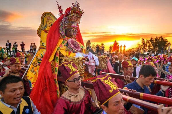 Miles celebran el Festival de Mazu a través del Estrecho de Taiwán Miles_celebran_el_Festival_de_Mazu_a_trave_s_del_Estrecho_de_Taiwa_n video poster