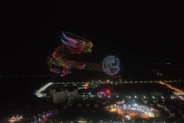 Miles_de_drones_iluminan_el_cielo_de_Xinjiang_en_un_espectacular_show_del_Festival_de_Primavera__ video poster