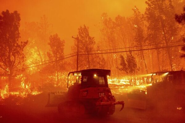 Miles_evacu_an_mientras_un_incendio_forestal_avanza_ra_pidamente_en_el_norte_de_California