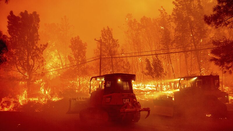 Miles_evacu_an_mientras_un_incendio_forestal_avanza_ra_pidamente_en_el_norte_de_California