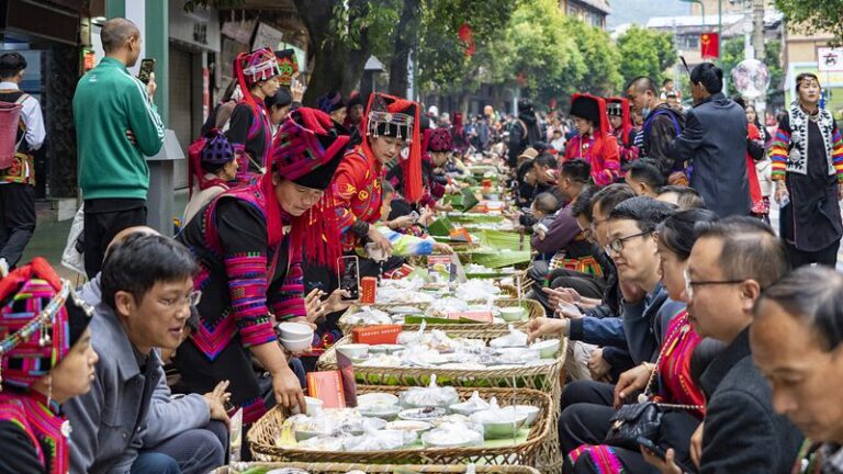 Miles se unen a un épico banquete callejero celebrando el Año Nuevo Hani en China Miles_se_unen_a_un_e_pico_banquete_callejero_celebrando_el_An_o_Nuevo_Hani_en_China