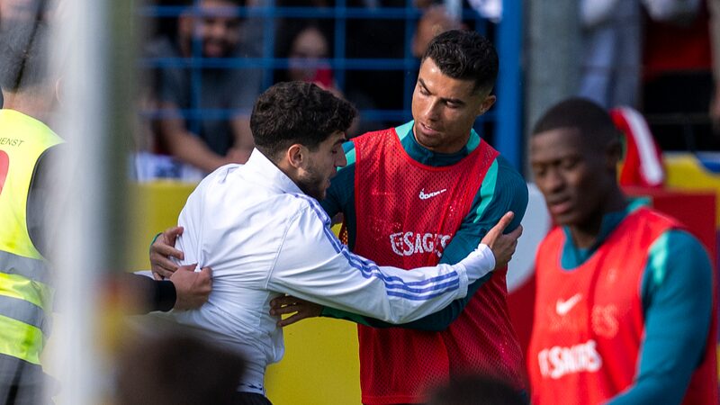 Momento_e_pico_de_selfie_de_fana_tico_con_Cristiano_Ronaldo_interrumpe_entrenamiento_de_Portugal