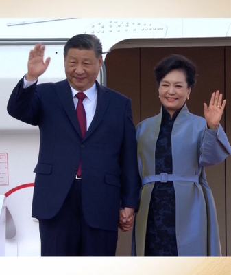 Momentos Cálidos: El Presidente Xi Jinping Tomado de la Mano con Peng Liyuan Momentos_Ca_lidos__El_Presidente_Xi_Jinping_Tomado_de_la_Mano_con_Peng_Liyuan video poster