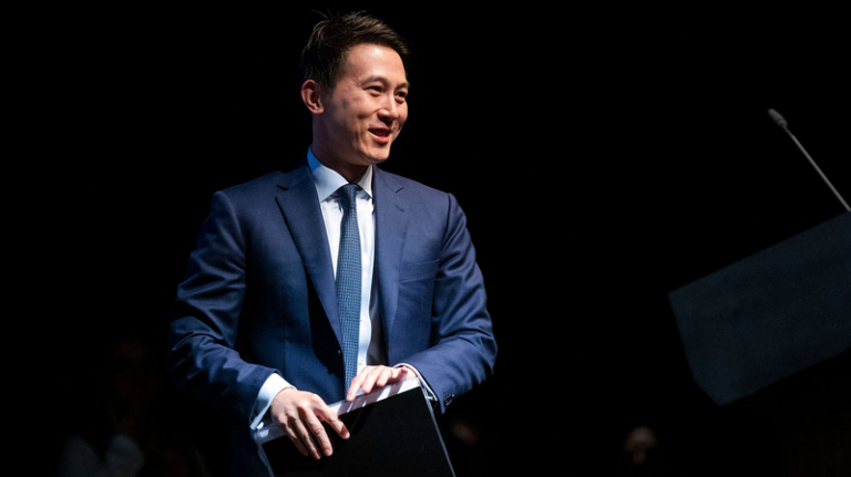 Movimiento_sorpresa___El_CEO_de_TikTok__Shou_Zi_Chew__asistira__a_la_inauguracio_n_de_Trump___