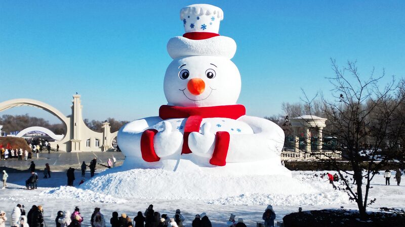 __Mr__Mun_eco_de_Nieve__de_20_metros_listo_en_el_Festival_de_Esculturas_de_Nieve_de_Harbin______