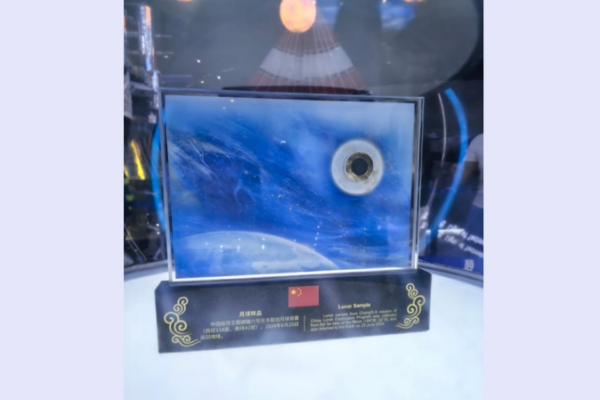 Muestras_lunares_de_Chang_e_6_en_exhibicio_n_en_el_15o_Airshow_China