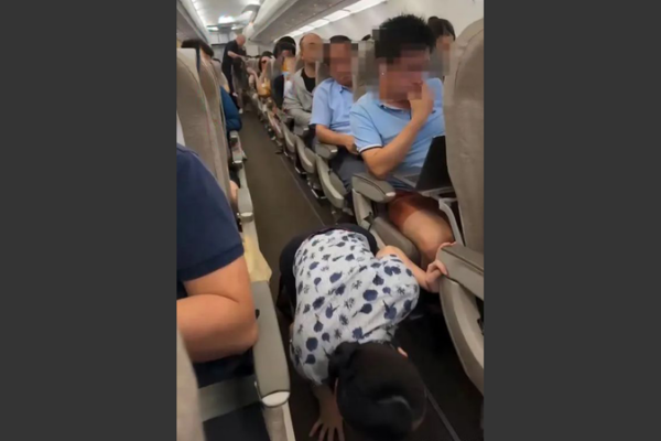 ¡Mujer arrestada por colar a su mascota en un vuelo en Shanghái! ✈️🦔 _Mujer_arrestada_por_colar_a_su_mascota_en_un_vuelo_en_Shangha_i_____