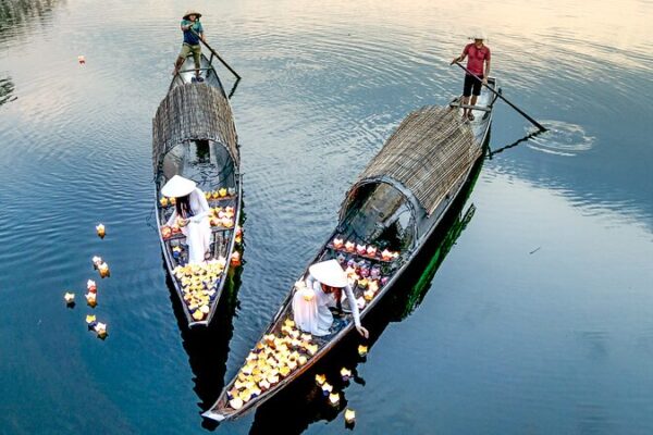 Mujeres vietnamitas iluminan el río Nhu Y con 4,000 faroles de flores ✨ Mujeres_vietnamitas_iluminan_el_ri_o_Nhu_Y_con_4_000_faroles_de_flores__