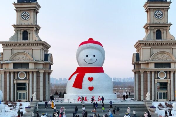 Muñeco de Nieve Gigante de 18 Metros Trae Magia Invernal a Harbin 🎅❄️ Mun_eco_de_Nieve_Gigante_de_18_Metros_Trae_Magia_Invernal_a_Harbin____ video poster