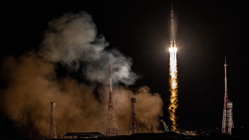 __Nave_espacial_Soyuz_con_dos_rusos_y_un_estadounidense_se_acopla_a_la_EEI_en_tiempo_re_cord