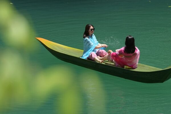 Navegando por el Cañón Pingshan: Un Viaje al Paraíso Natural Navegando_por_el_Can_o_n_Pingshan__Un_Viaje_al_Parai_so_Natural