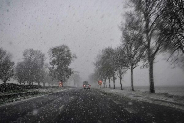 Nevadas intensas en el oeste de Francia dejan a 170,000 sin electricidad ❄️⚡ Nevadas_intensas_en_el_oeste_de_Francia_dejan_a_170_000_sin_electricidad____