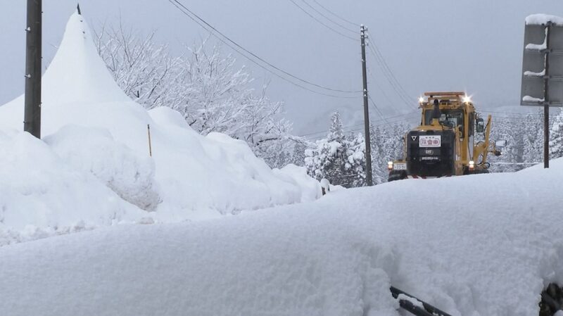 Niigata_de_Japo_n_enterrada_bajo_la_nieve__los_residentes_enfrentan_los_elementos video poster