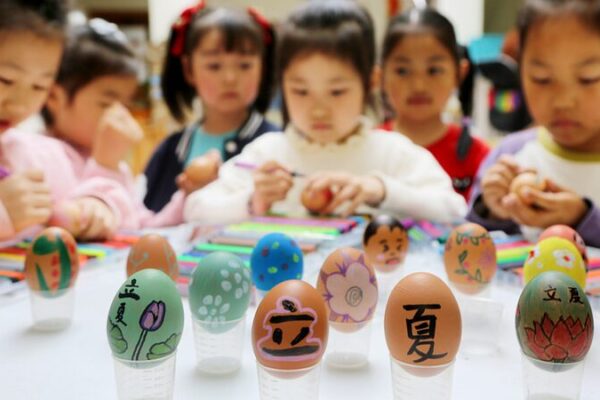 Niños Adoptan Costumbres Tradicionales Chinas para Dar la Bienvenida al Inicio del Verano ☀️ Nin_os_Adoptan_Costumbres_Tradicionales_Chinas_para_Dar_la_Bienvenida_al_Inicio_del_Verano___