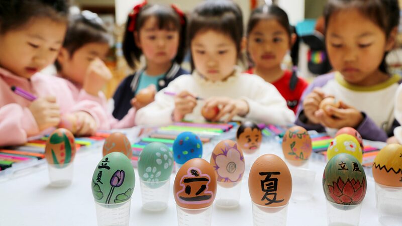 Nin_os_Adoptan_Costumbres_Tradicionales_Chinas_para_Dar_la_Bienvenida_al_Inicio_del_Verano___