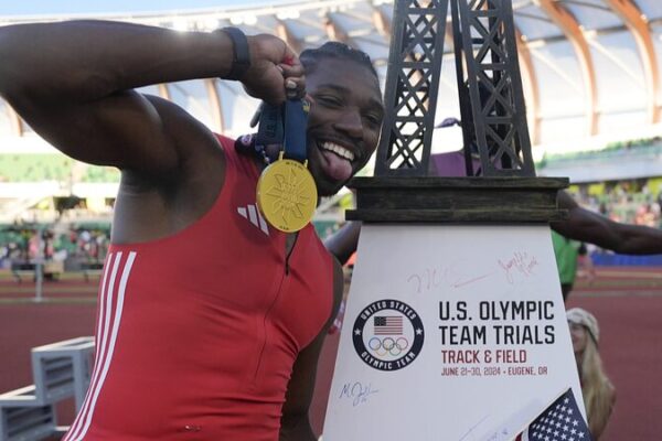 ___Noah_Lyles_arrasa_en_la_victoria_de_100m_en_los_ensayos_oli_mpicos_de_EE__UU___asegurando_boleto_a_Pari_s_