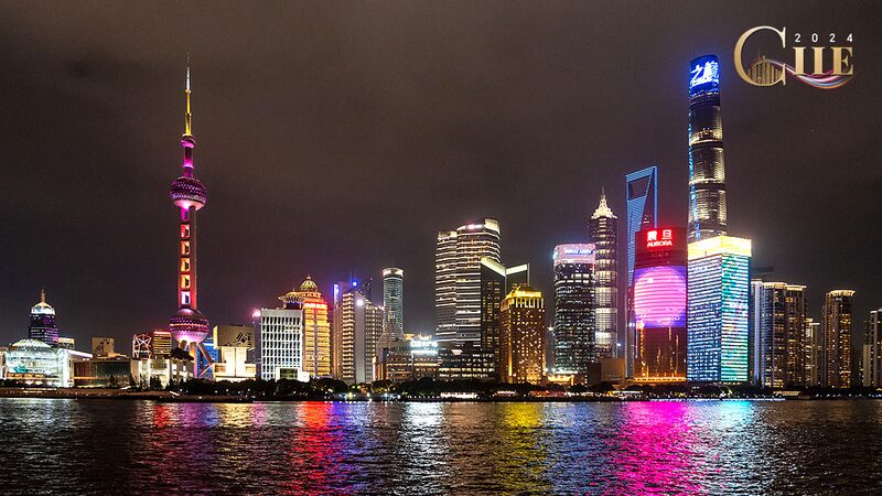 Noches_Neo_n_de_Shangha_i__Explorando_Lujiazui_Antes_del_CIIE video poster