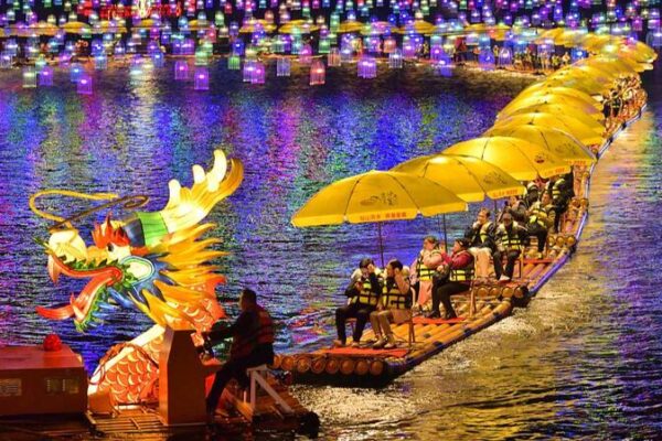 Noches_en_Balsas_de_Bambu___Un_Toque_de_Color_y_Cultura_en_el_Centro_de_China