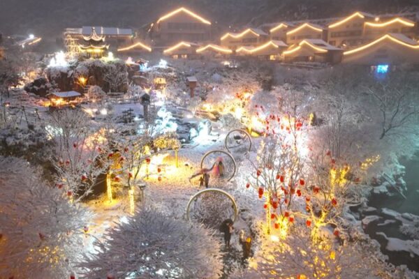 Noches mágicas de nieve en el pueblo Gexian de Shangrao ✨❄️ Noches_ma_gicas_de_nieve_en_el_pueblo_Gexian_de_Shangrao____