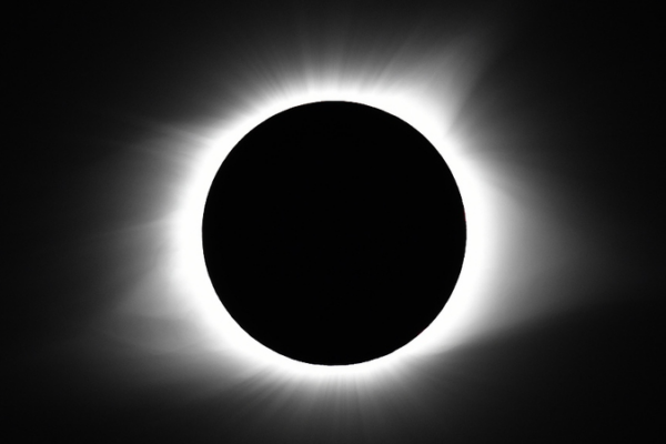 Norteame_rica_se_oscurece___E_pico_eclipse_solar_sorprende_a_millones___