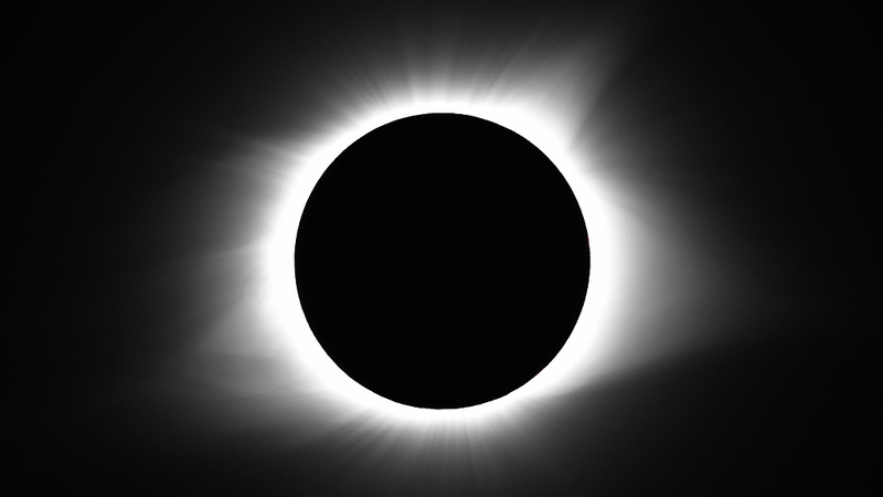 Norteame_rica_se_oscurece___E_pico_eclipse_solar_sorprende_a_millones___