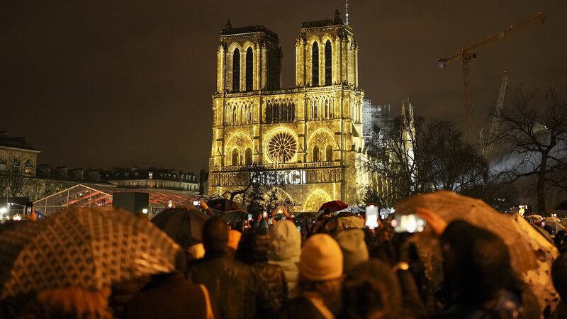 Notre_Dame_de_Pari_s_reabre_sus_puertas_tras_impresionante_restauracio_n