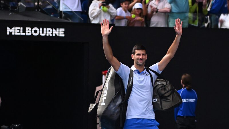 Novak_Djokovic_se_despide_de_su_entrenador_fi_sico_en_el_u_ltimo_cambio__