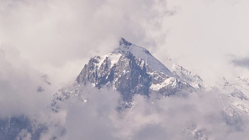 Nubes_arremolinadas_encantan_el_pico_mi_stico_de_la_Montan_a_Nevada_Meili____