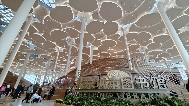 Nueva_Biblioteca_de_la_Ciudad_de_Peki_n__Un_Bosque_de_Conocimiento_Florece_en_la_Capital