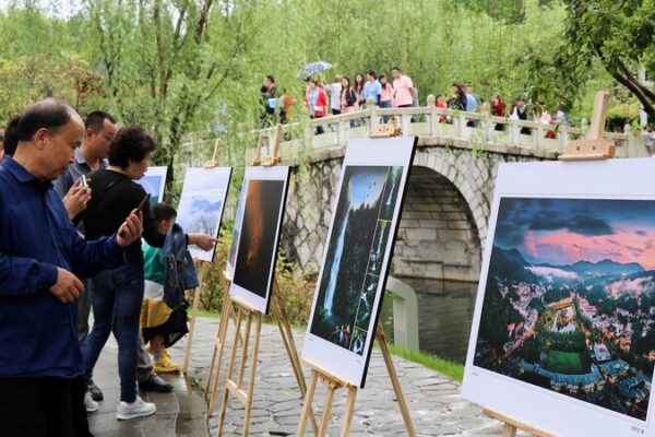 Nuevas_Experiencias_de_Compras_Impulsan_el_Auge_de_la__Economi_a_Festiva__en_China