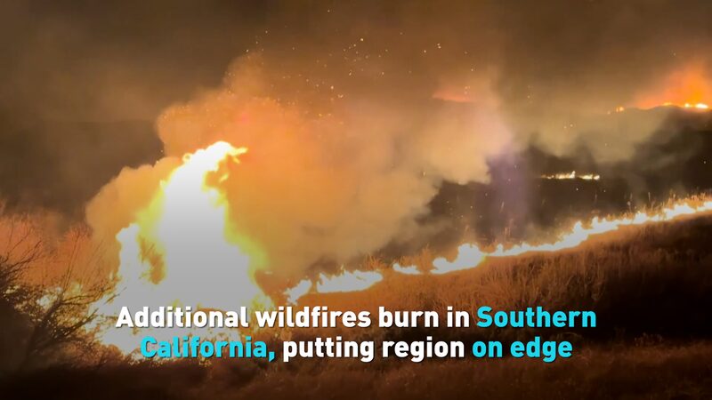 __Nuevos_incendios_forestales_estallan_en_el_sur_de_California__obligando_a_evacuar_a_30_000_personas video poster