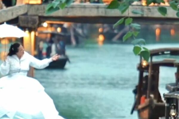 O_pera_sobre_el_agua_realza_la_experiencia_del_Festival_de_Teatro_de_Wuzhen video poster