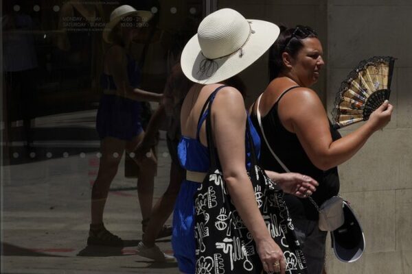 __Ola_de_calor_abrasadora_en_Chipre_cobra_su_primera_vi_ctima_mientras_las_temperaturas_alcanzan_los_45_C