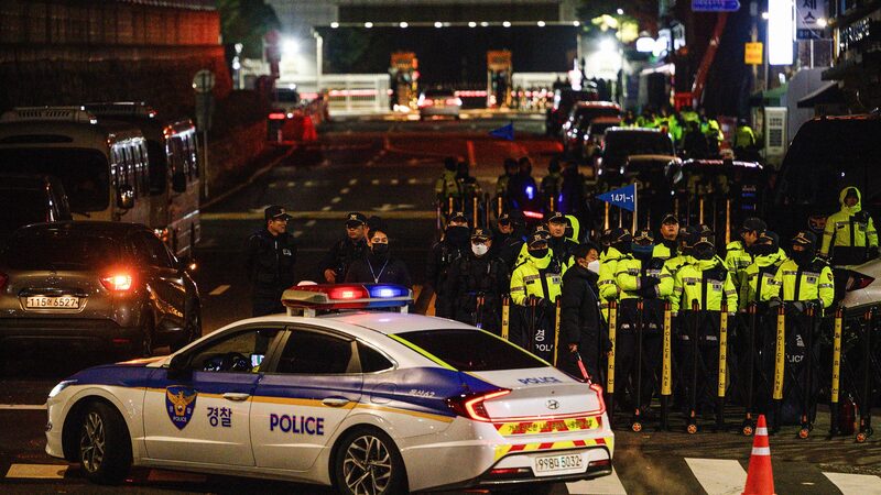 Ondas_de_choque_en_Seu_l__el_personal_principal_del_presidente_Yoon_renuncia_tras_levantar_la_ley_marcial