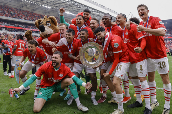 ¡PSV Eindhoven pone fin a una espera de seis años y conquista su 25° título de la Eredivisie! 🏆⚽️ _PSV_Eindhoven_pone_fin_a_una_espera_de_seis_an_os_y_conquista_su_25__ti_tulo_de_la_Eredivisie_____