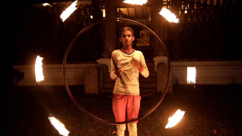 _Pandam_Paliya_de_Sri_Lanka__Bailando_con_fuego_para_alejar_la_oscuridad___ video poster