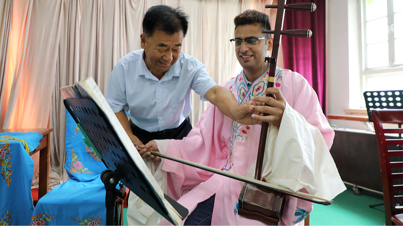 Pareja_pakistani__se_sumerge_en_las_vibrantes_tradiciones_de_China_en_la_provincia_de_Shandong