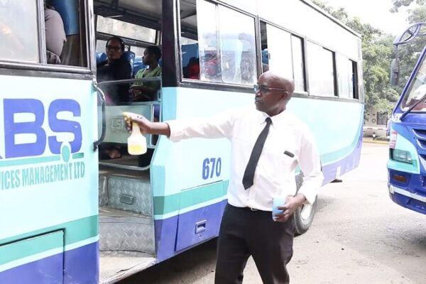 Pasajeros en Nairobi se lavan las manos antes de abordar los autobuses 🧼🚌 Pasajeros_en_Nairobi_se_lavan_las_manos_antes_de_abordar_los_autobuses___ video poster