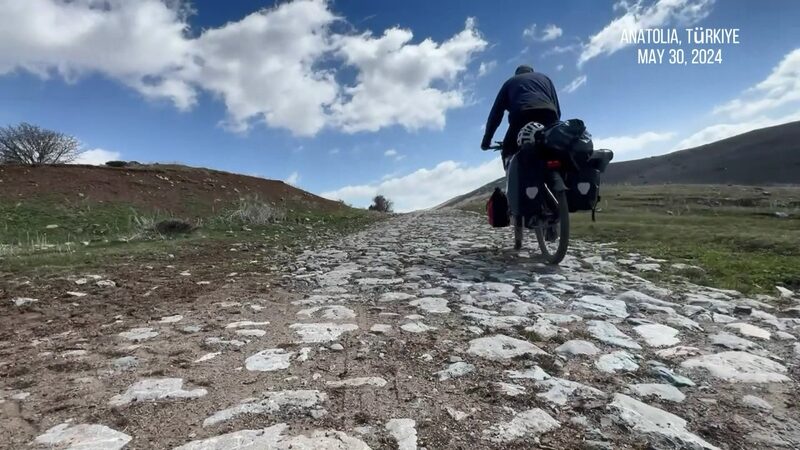 Pedaleando_a_trave_s_del_tiempo__la_e_pica_travesi_a_en_bicicleta_de_un_profesor_desde_Europa_hasta_China_____