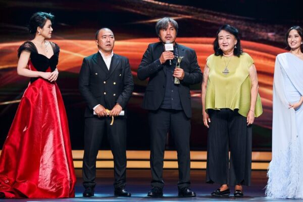 ___Peli_cula_kazaja__El_Divorcio__gana_el_premio_principal_en_el_SIFF_