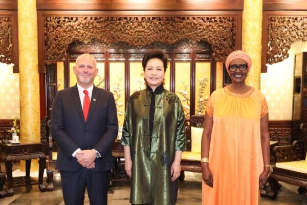 Peng_Liyuan_hace_un_llamado_a_un_esfuerzo_global_unido_para_combatir_el_VIH_SIDA_y_la_TB____